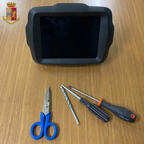 Torino, Polizia arresta 2 persone per furto di navigatore satellitare