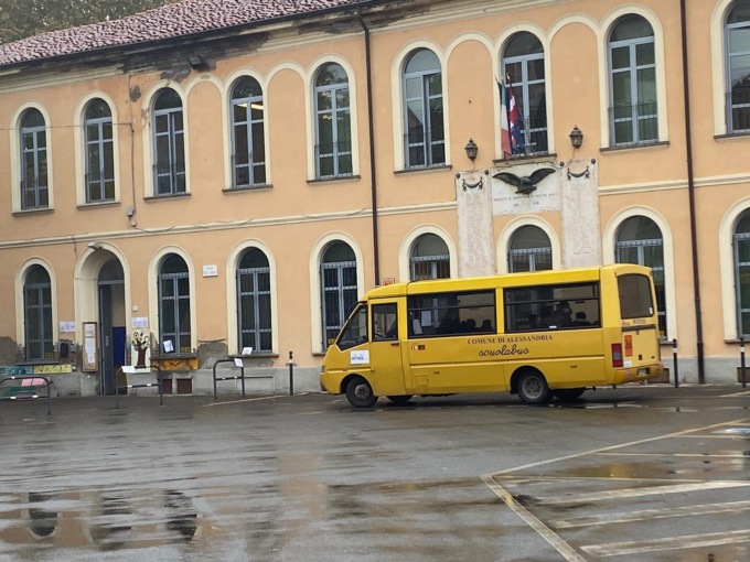 Alessandria, da lunedì 20 piazza Zanzi chiusa alle auto per entrata/uscita alunni