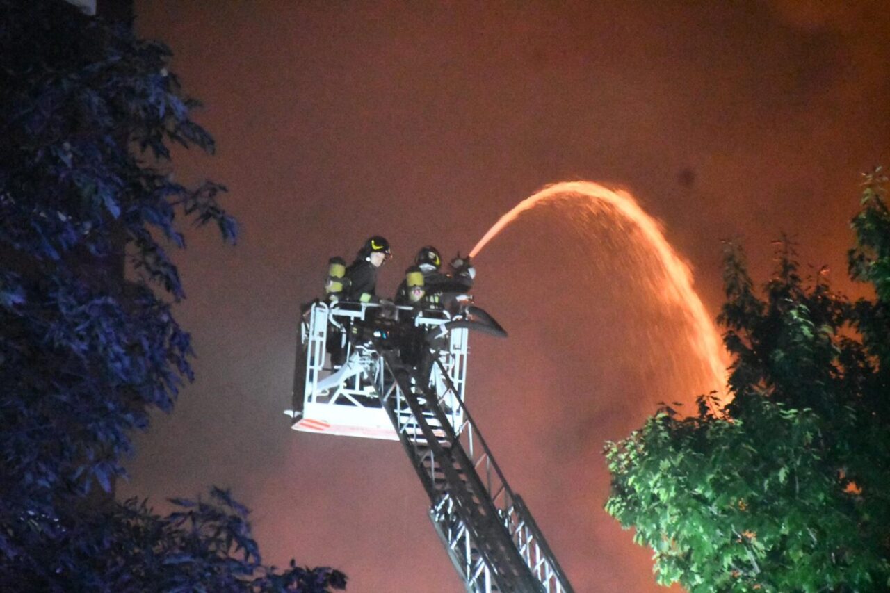 Incendio nella notte in casa di riposo: tre ustionati (uno è grave)