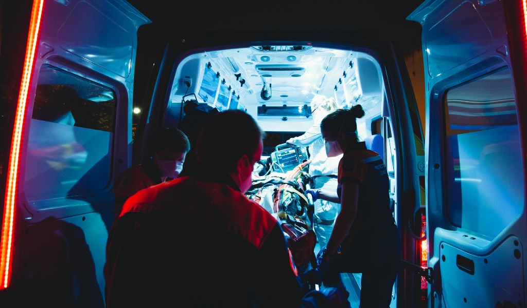 Scontro tra due camion e un’auto sulla diramazione A26-A7: un morto