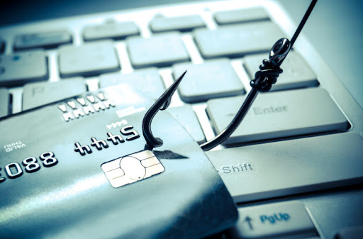 Entra abusivamente nel sistema informatico di una banca e si versa sulla Postepay 2.750 euro