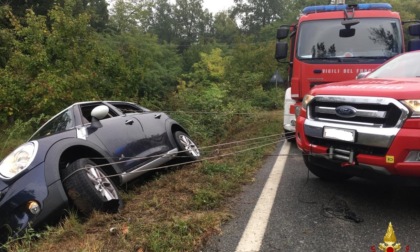 Auto fuori strada tra Novi e Tassarolo: Vigili del Fuoco estraggono donna dal veicolo