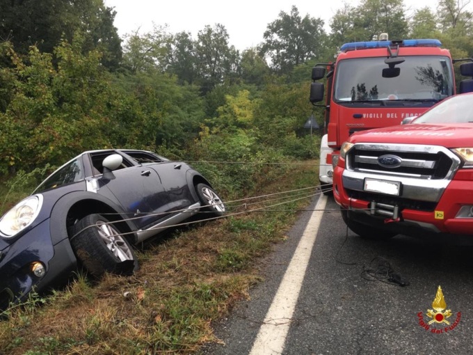 Auto fuori strada tra Novi e Tassarolo: Vigili del Fuoco estraggono donna dal veicolo