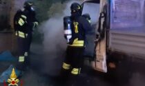 Autocarro in fiamme a Castellazzo Bormida: incendio spento in due ore di lavoro