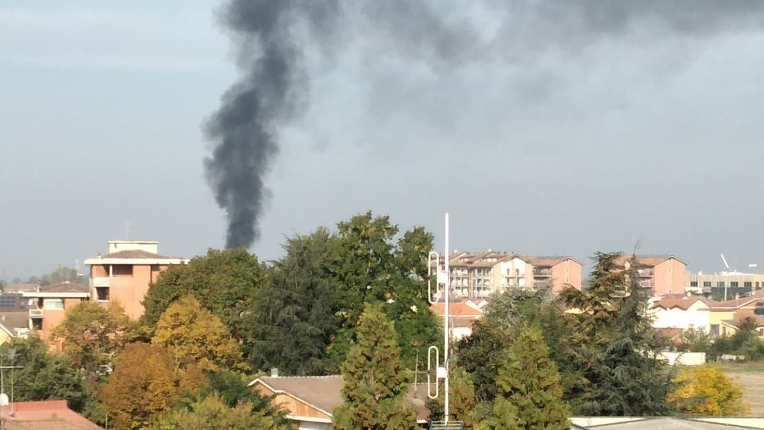Cassonetti a fuoco nel quartiere Cristo di Alessandria