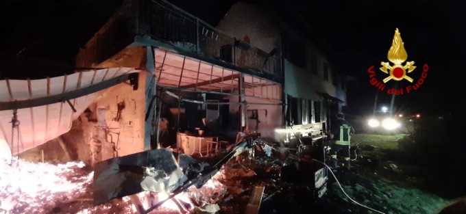 Pontedecimo: villetta distrutta da incendio, salve due persone