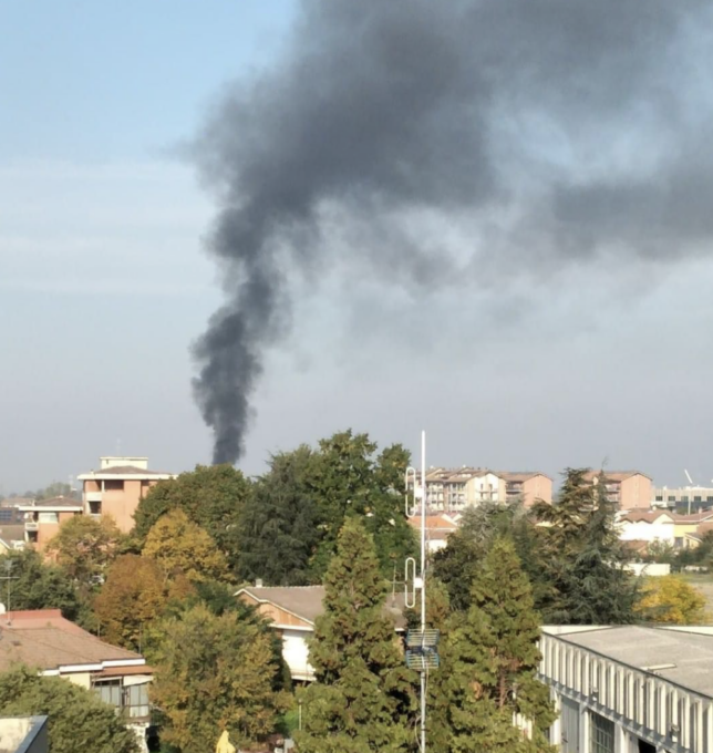 Alessandria: rogo di cassonetti in via Einaudi, intervengono i Vigili del Fuoco
