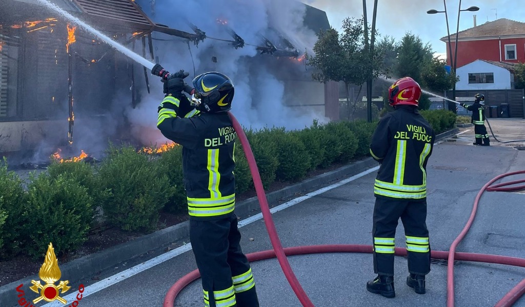 Incendio al McDonald’s di via Giordano Bruno: Vigili del Fuoco al lavoro