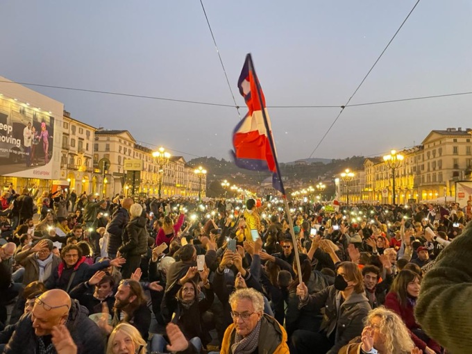 Torino: piazza Vittorio gremita per la manifestazione contro il green pass