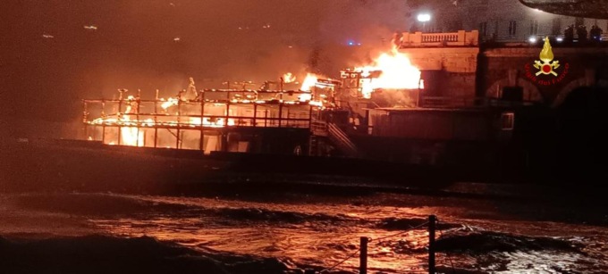 Genova: stabilimento balneare Capo Marina di Corso Italia distrutto da un incendio
