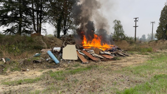 Valle San Bartolomeo: a fuoco rifiuti vicino alla pista da mini moto