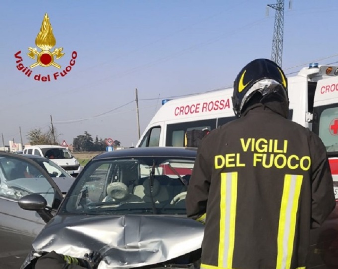 Incidente frontale sulla Casale-Vercelli: tre feriti