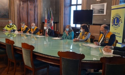 Alessandria: i Lions consegnano al Comune un sollevatore per disabili