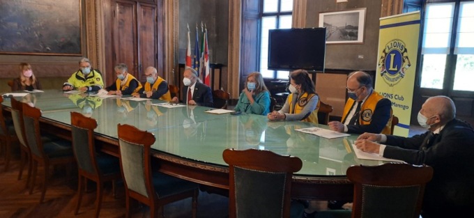 Alessandria: i Lions consegnano al Comune un sollevatore per disabili