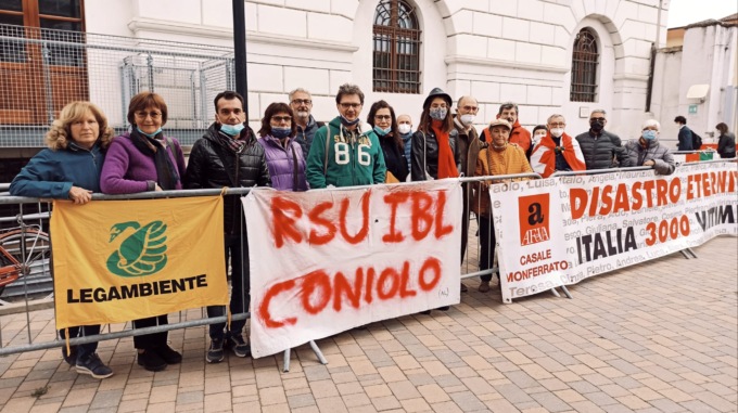 Processo Eternit Bis: anche i lavoratori della Ibl di Coniolo fuori dal Tribunale di Novara
