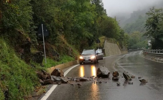 Massi sulla statale 456 del Turchino in località Ciusa a Rossiglione