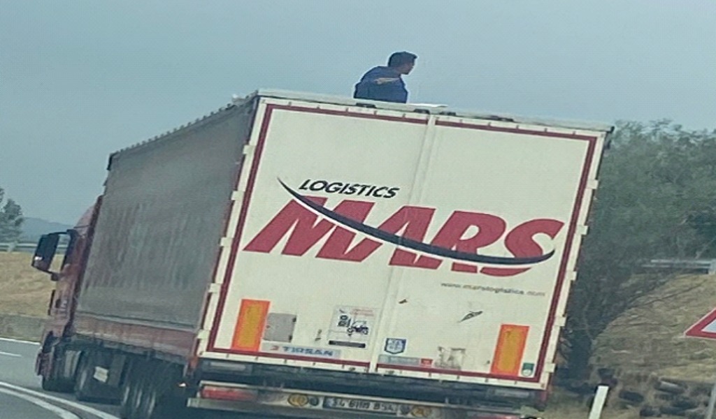 Sette clandestini scoperti a bordo di un camion lungo la A26
