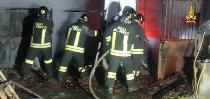 Incendio nella notte a Valenza: a fuoco il portico di un’abitazione