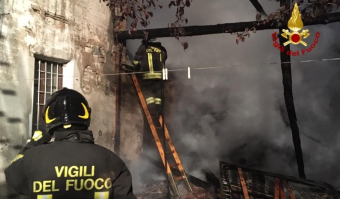 Incendio in cascina a Tortona: a fuoco il porticato e la stalla