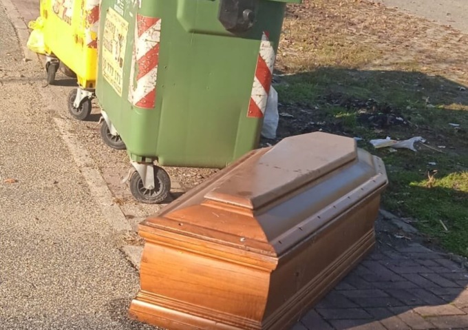 Vercelli: bara vuota abbandonata vicino ai cassonetti dei rifiuti