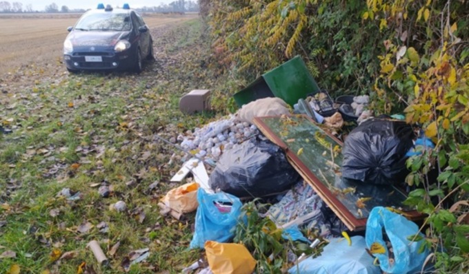 Smaltiva rifiuti nelle campagne: nei guai 41enne torinese