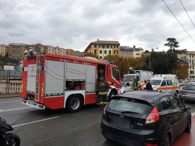 Genova: motociclista finisce sotto un camion in via Adua, non è grave