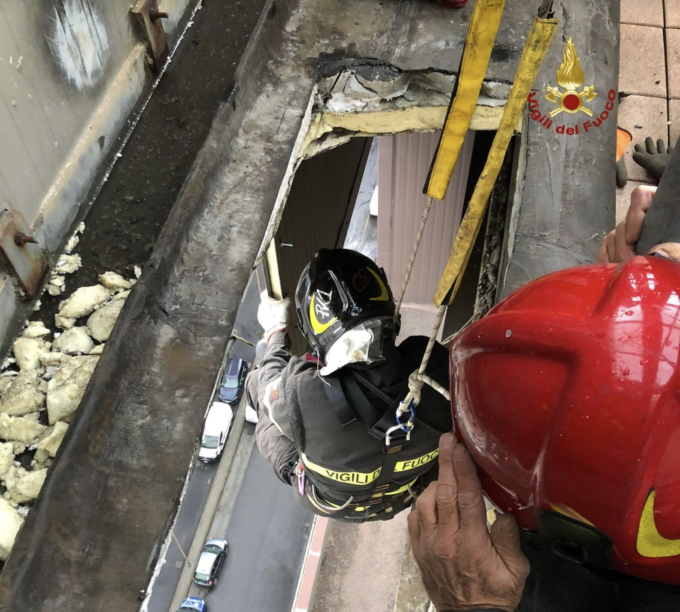 Genova: lamiere in bilico in via Scarsellini per il vento, intervento dei Vigili del Fuoco