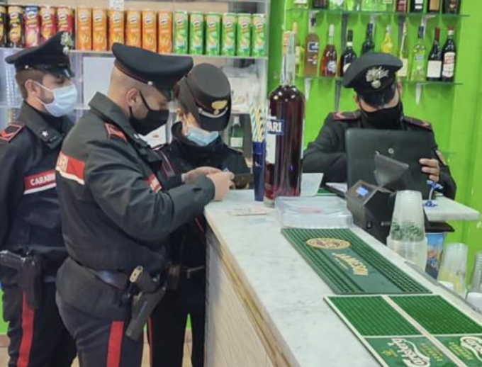 Torino: sequestrati 100 grammi tra hashish e marijuana nascosti nel bagno di un bar, 3 denunce