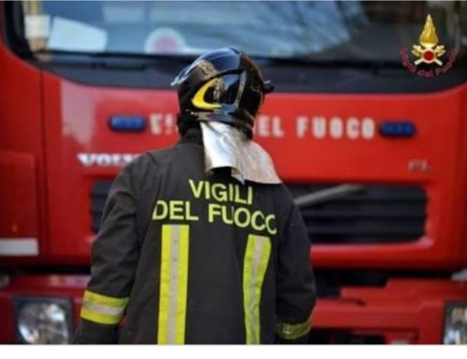 Si spaventa a causa del temporale e si nasconde in un canale, salvata dai Vigili del Fuoco il cane Kira