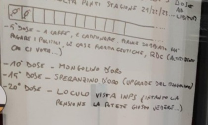 Cartello No Vax deride la campagna vaccinale: "Al decimo vaccino vinci il mongolino d'oro"