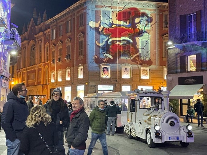 Alessandria si illumina. Tutto pronto per i giochi di luce in centro città.
