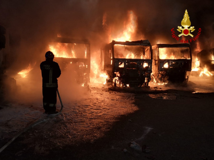 Villalvernia: autoarticolati in fiamme al deposito logistico