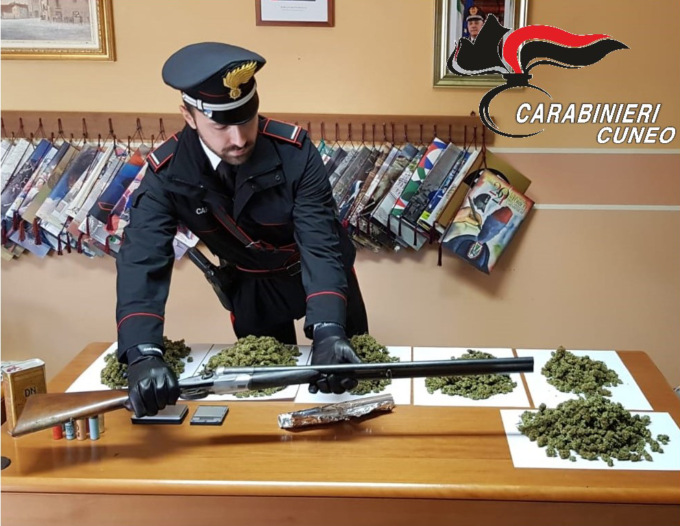 Bra, deteneva armi e marijuana per lo spaccio: arrestato dai Carabinieri