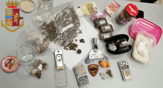 Genova: laboratorio di confezionamento di droga in camera, arrestato 20enne