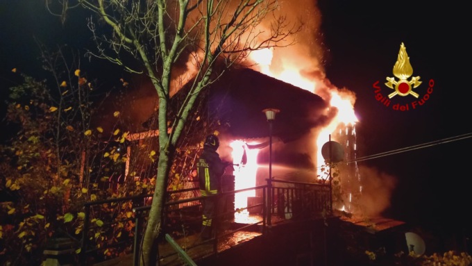 Casa distrutta da incendio a Montoggio, nessun ferito