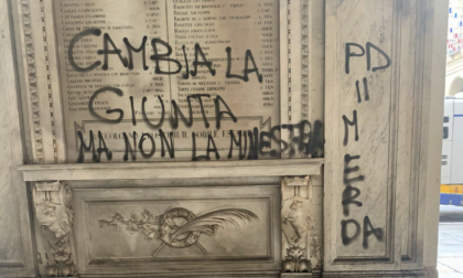 Imbrattato nella notte il palazzo civico di Torino. Lo Russo: "Offesa l'intera comunità"