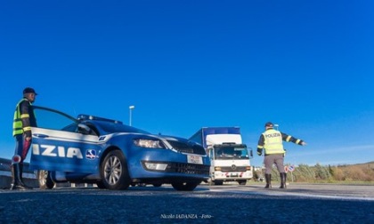 Dichiara false generalità ed esibisce patente falsa: denunciato