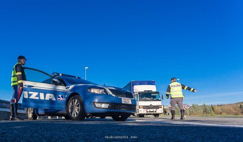 Dichiara false generalità ed esibisce patente falsa: denunciato