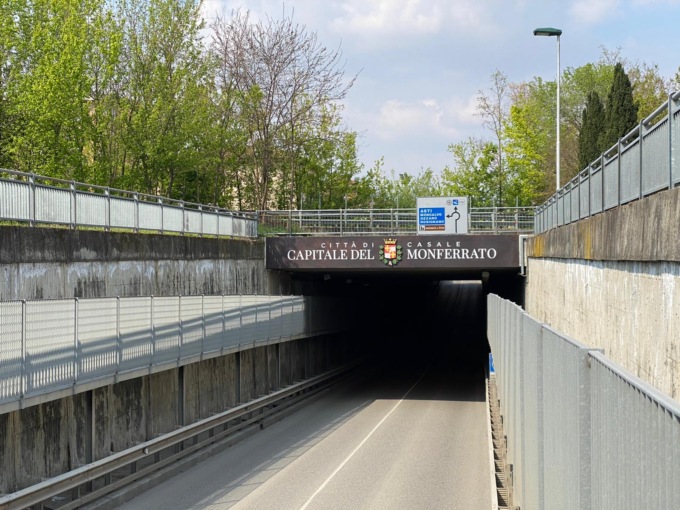 Casale Monferrato, sottopasso di corso Valentino chiuso sabato pomeriggio per installazione insegna turistica