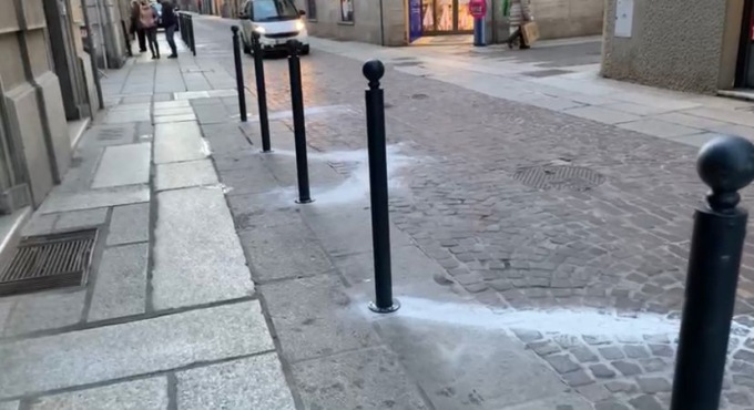 Alessandria: installati nuovi paletti anti-parcheggio selvaggio in via Trotti