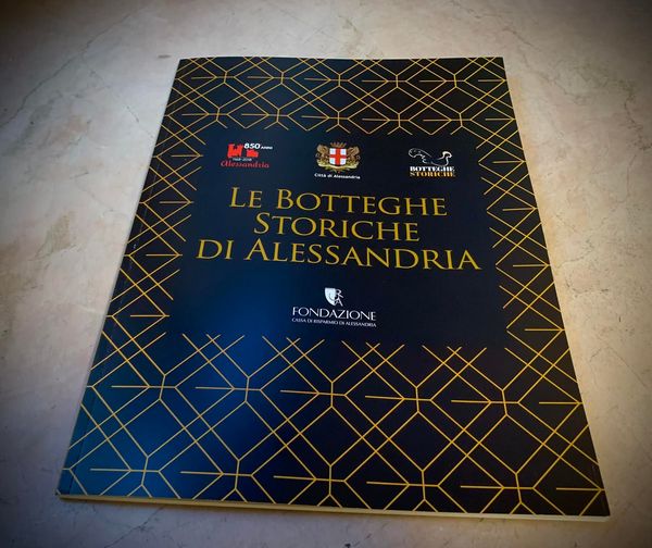 Un libro e un QR code raccontano le “Botteghe Storiche” di Alessandria