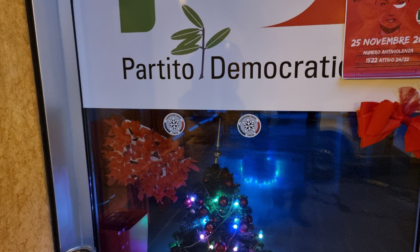 Adesivi di Casapound sulla sede del Partito Democratico di Novi Ligure