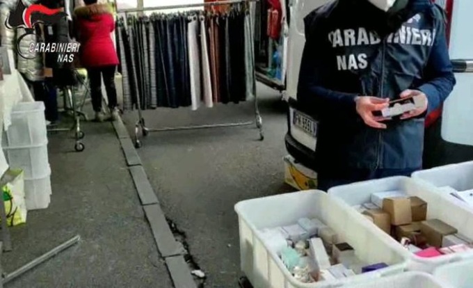 Torino, Carabinieri sequestrano oltre 600 profumi al mercato di Piazza Benefica