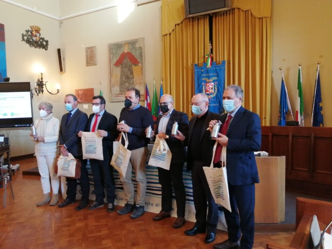 “Acqua con te”: 25 mila borracce ai ragazzi delle scuole del territorio dell’ATO6