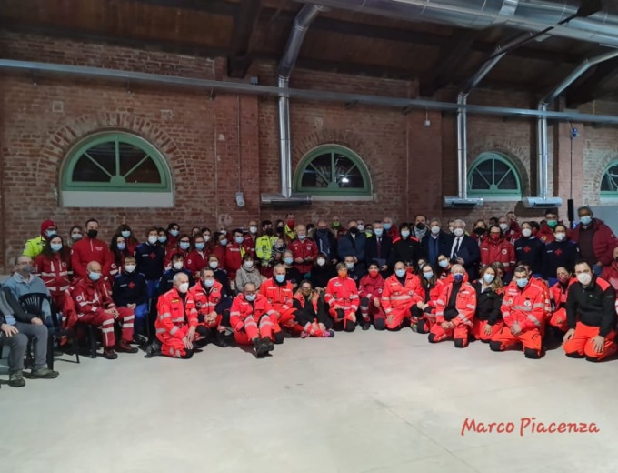 Lo scambio di auguri al centro vaccinale della Caserma Valfrè di Alessandria