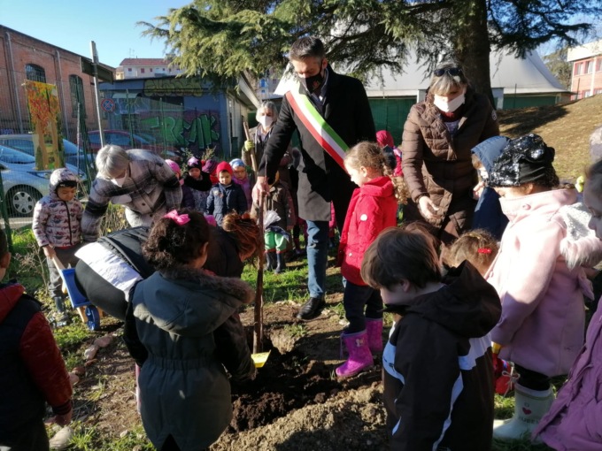Tortona, Giornata degli alberi 2021: piantato nocciolo delle Langhe dalla scuola d’infanzia “Sarina”