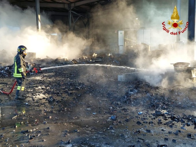 Sale, incendio in centro di smaltimento rifiuti elettronici