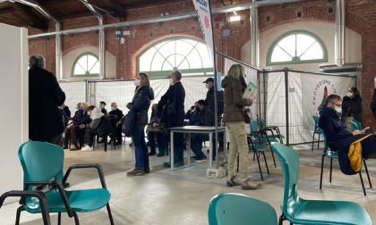 Alessandria, code in mattinata all'hub vaccinale nella caserma Valfrè