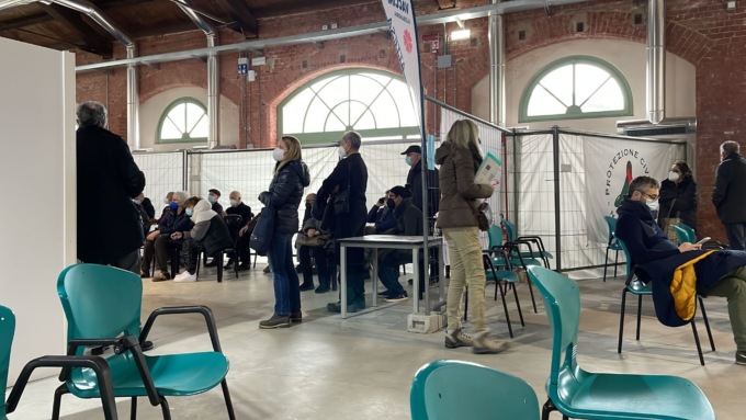 Alessandria, code in mattinata all’hub vaccinale nella caserma Valfrè