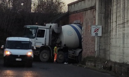 Novi Ligure: betoniera incastrata sotto il ponte: traffico bloccato in via Pagnoletta